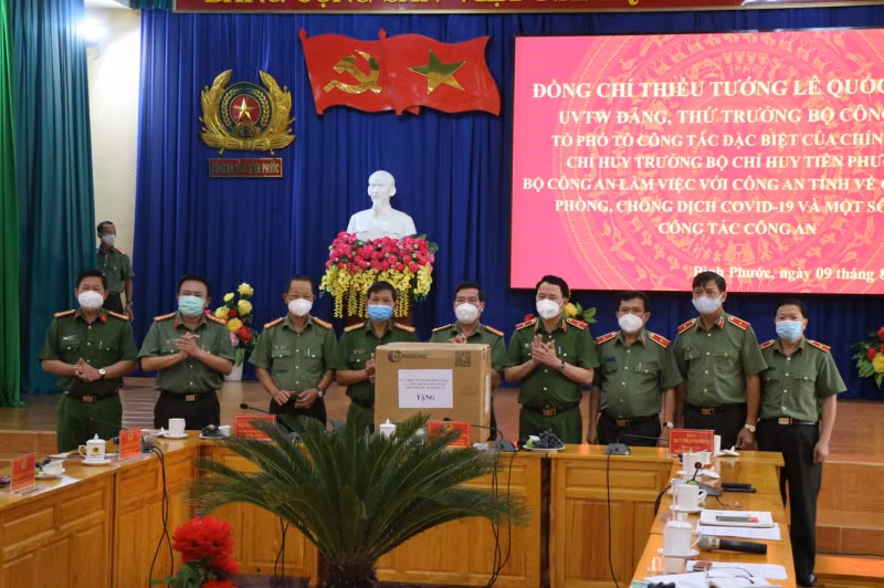 Deputy Minister Le Quoc Hung works with Binh Phuoc police on COVID-19 prevention and fight -0
