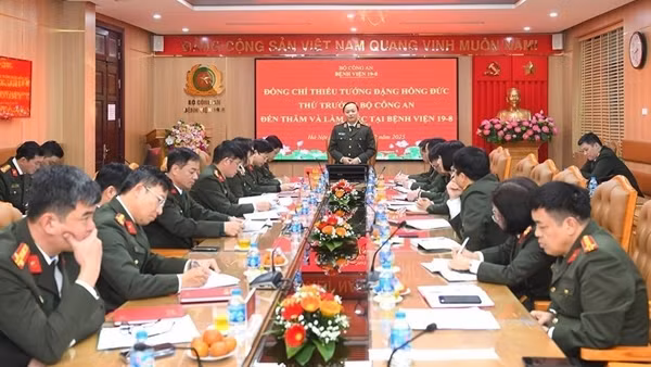 Deputy Minister Dang Hong Duc visits Nho Quan Wounded and Sick War Veterans Nursing Center ảnh 4