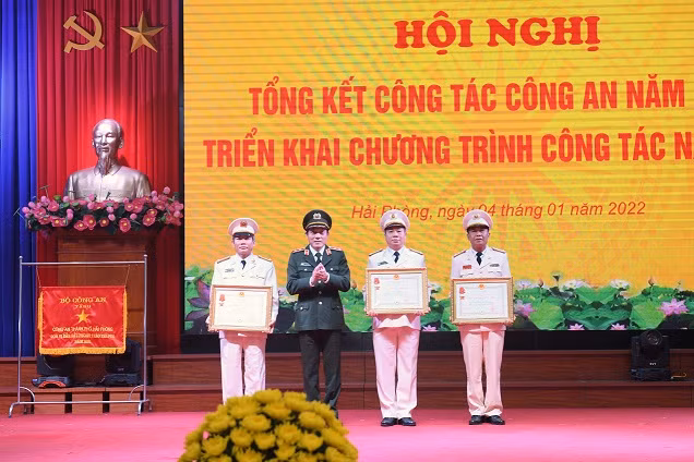 Deputy Minister Luong Tam Quang attend year-end meetings of Hai Phong, Hai Duong police -0