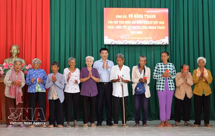 NA delegation extends greetings to Khmer people in Can Tho on Chol Chnam Thmay Festival -0