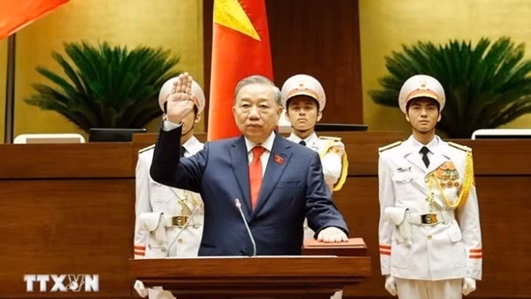 Top Vietnamese leader holds phone talks with Australian Prime Minister ảnh 2