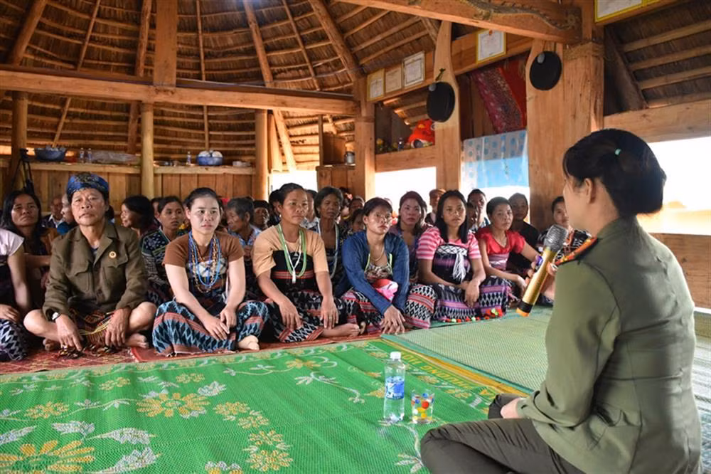 Quang Nam policewomen support women and children in border areas -0