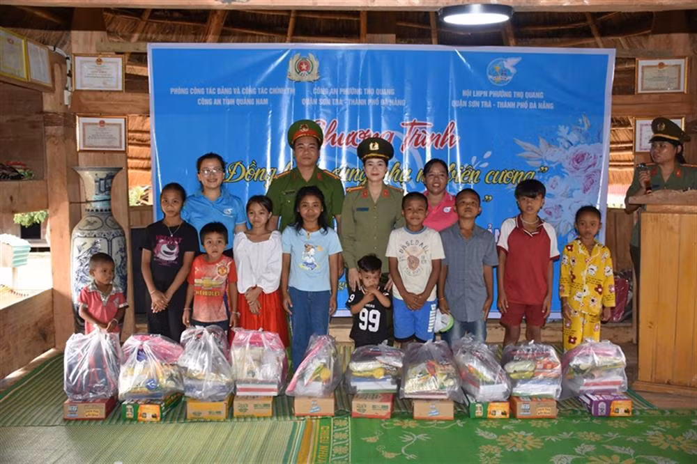 Quang Nam policewomen support women and children in border areas -0