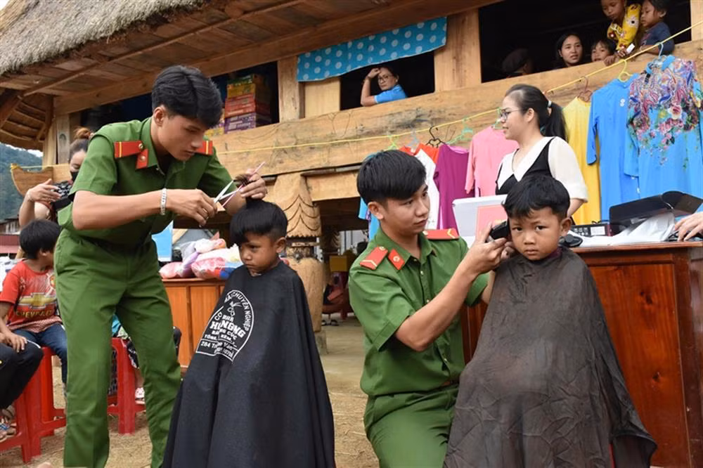 Quang Nam policewomen support women and children in border areas -0