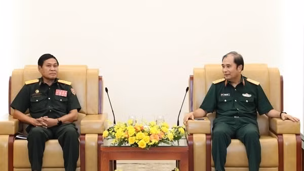 Major General Dinh Van Noi visits spouse of Lao police officer under treatment in Vietnam ảnh 2