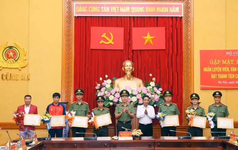 Ministry of Public Security honors sports coaches and athletes participating in the 32nd SEA Games - 2