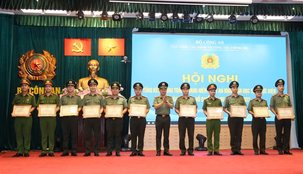 Youths of Public Security Forces actively study and implement Uncle Ho’s six teachings -0