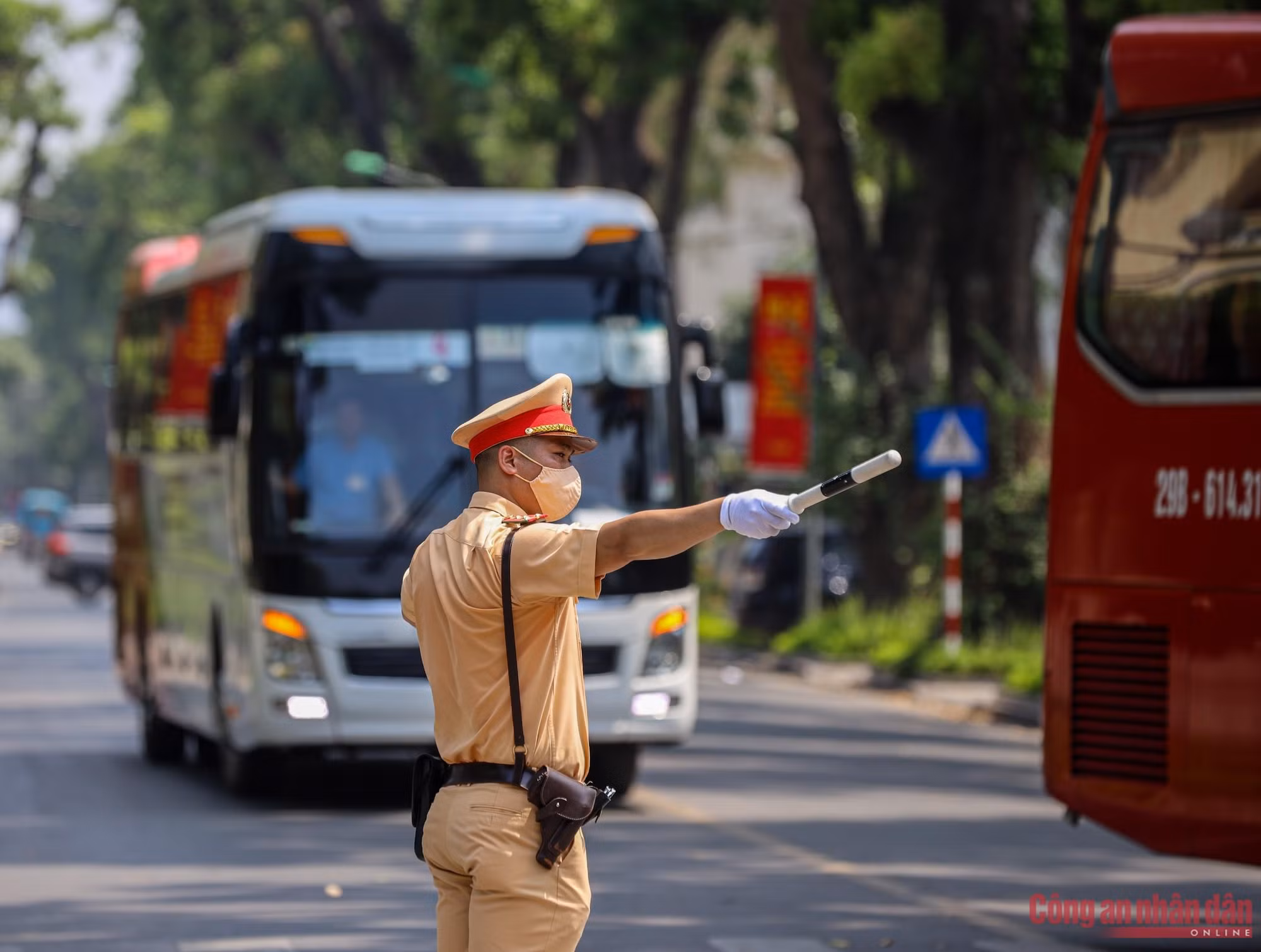 Traffic Police strive to ensure traffic safety despite intensive heat -0