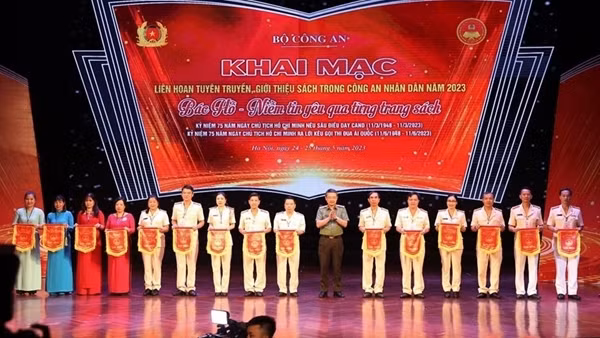 Book on Party leader Nguyen Phu Trong released ảnh 3