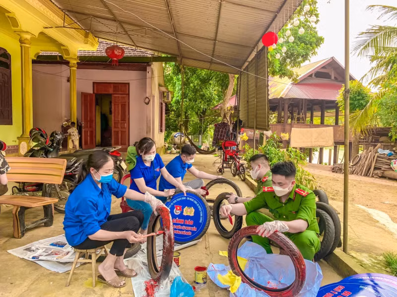 Nghe An police officers make traffic signs from old automotive tires -0