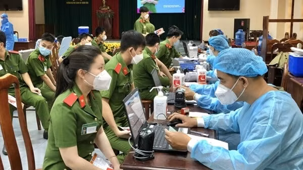 1,600 police officers and students donate blood -0