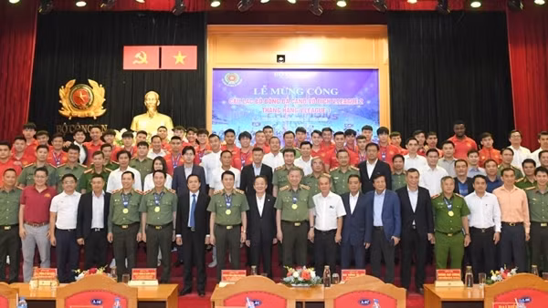 Minister To Lam visits PVF-Youth Football Training Center ảnh 3