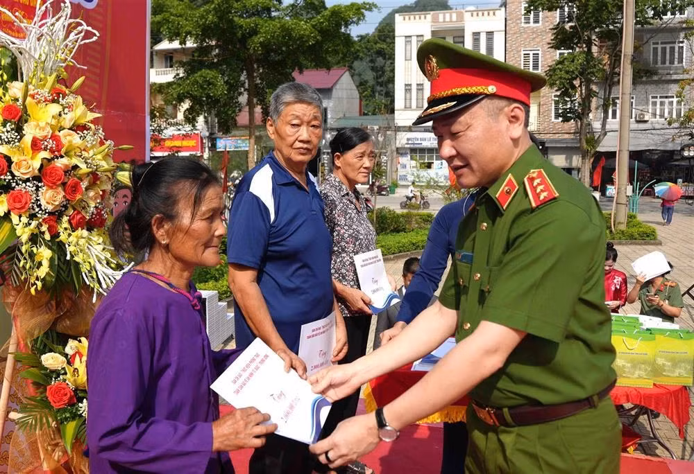 Deputy Minister Nguyen Ngoc Lam attends “All People Protecting National Security” Festival in Cao Bang province -0