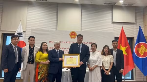 “Vietnam People's Public Security Forces – 80 Years for a Peaceful Life” Exhibition opens in Hanoi ảnh 3
