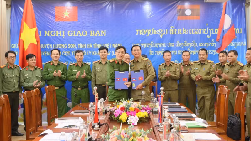 Vietnamese and Lao police forces ensure order security along shared borderline -0