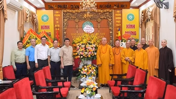 MPS leaders congratulate Vietnam Buddhist Sangha on Buddha's 2568th birthday ảnh 3