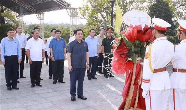 NA Chairman offers incense in tribute to martyrs in Thua Thien-Hue -0