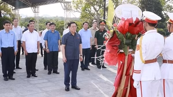 Deputy Minister Nguyen Duy Ngoc pays tribute to late Ministers of Public Security ảnh 5
