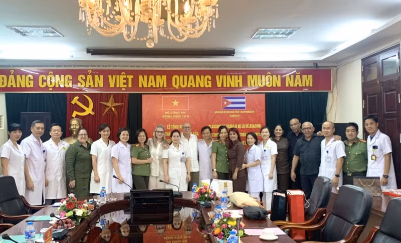 Cuban medical experts share expertise with Vietnamese doctors from public security hospitals -0