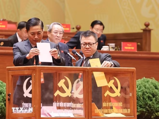 14th Party Central Committee convenes first meeting -0