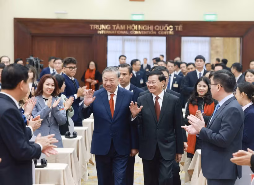 Top Lao leader briefs on outcomes of LPRP's 12th National Congress in Hanoi -0