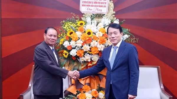 Vietnam–Laos friendship spotlighted at international book festival in Vientiane ảnh 2