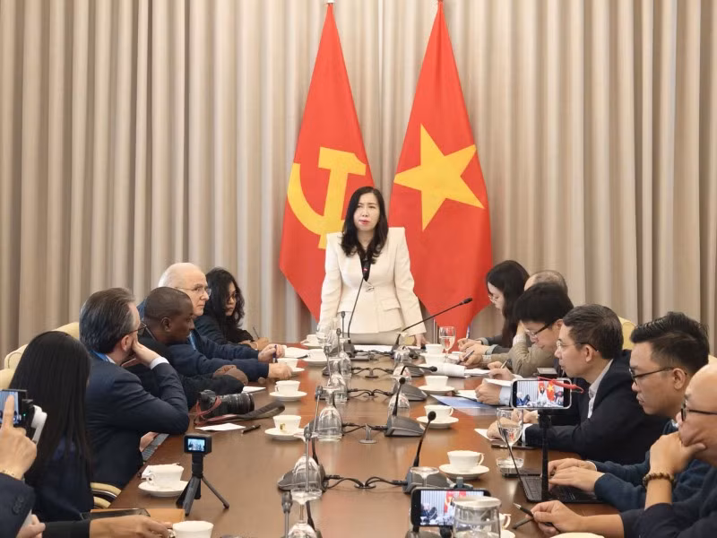 Deputy Foreign Minister meets int’l journalists covering 14th National Party Congress -0