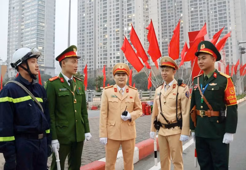 Hanoi police trying their best to ensure traffic order and security during 14th National Party Congress -0