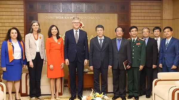 Religious dignitaries visit Ministry of Public Security ảnh 4