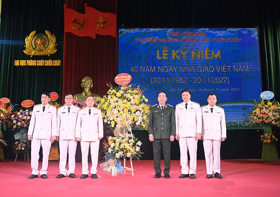 Deputy Minister Tran Quoc To congratulates public security teachers on Vietnamese Teachers' Day -0