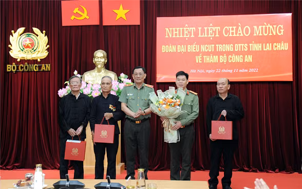 Reputable ethnic minority persons from Lai Chau province visit Ministry of Public Security -0
