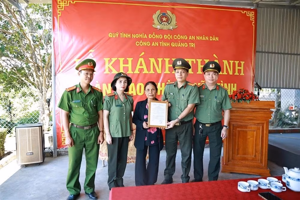 Quang Tri Provincial Police Department hands over gratitude house to public security martyr’s family -0