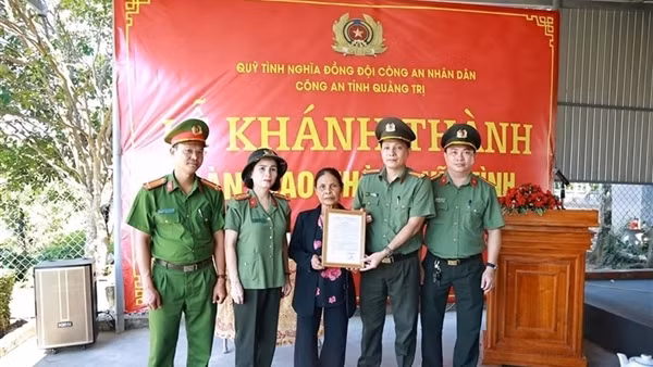 Deputy Minister Pham The Tung hands over “Great Unity” house to people with meritorious services ảnh 3