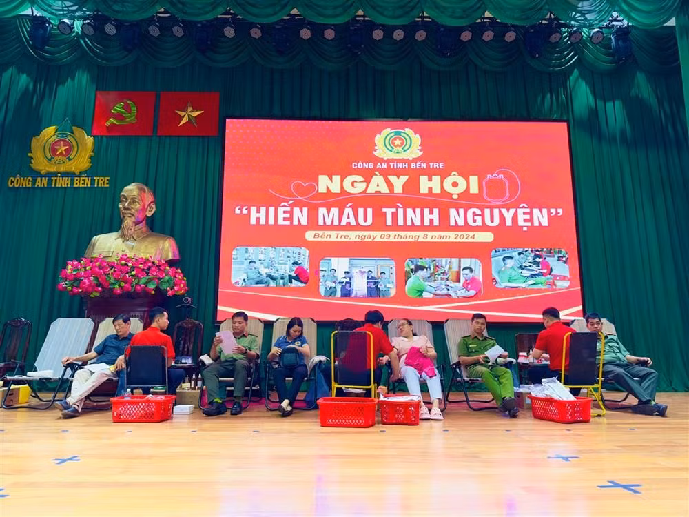 Ben Tre Provincial Police Department holds voluntary blood donation festival -0