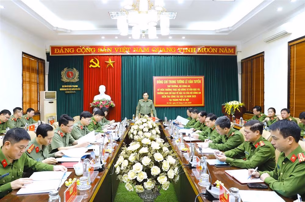  Deputy Minister Le Van Tuyen reviews amnesty work in Hanoi -0