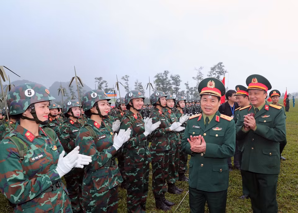 Lieutenant General Do Xuan Tung, Deputy Director of the General Department of Politics of the Vietnam People’s Army, praises and extend his best wishes to the units involved in the rehearsal.
