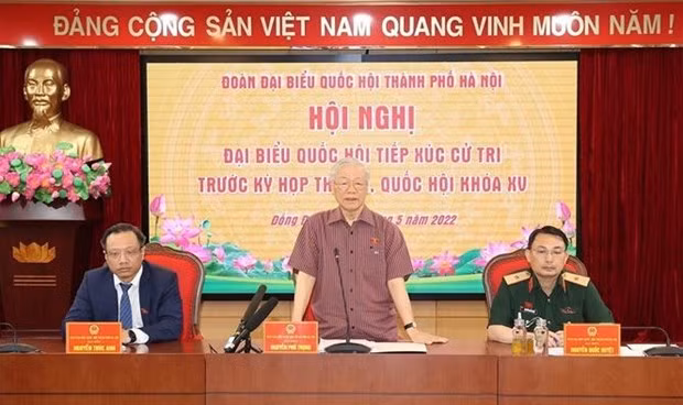 Party chief meets voters in Hanoi -0
