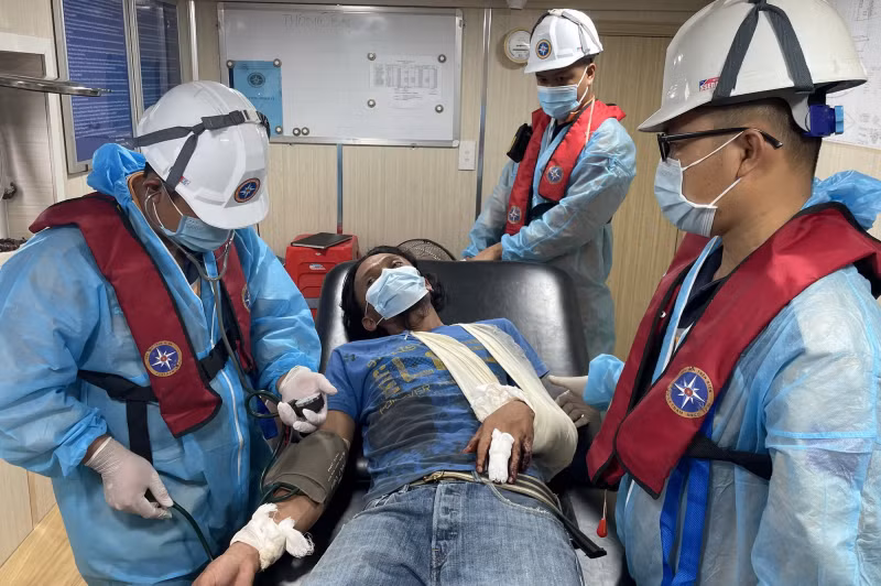 Injured Filipino sailors provided with medical aid at Nha Trang -0