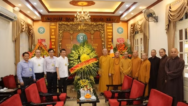 Leader of MPS visits Vietnam Buddhist Church on Great Buddha's Birthday ảnh 2
