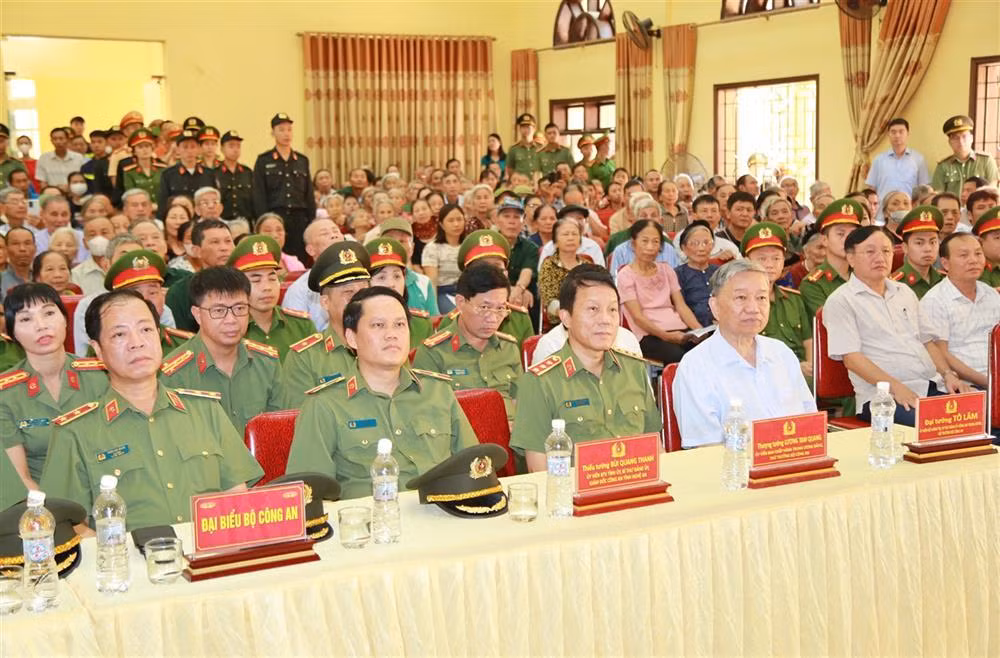 MPS provides medical checkups for people with meritorious services and poor households in Nghe An -0