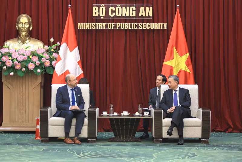Minister To Lam hosts Swiss Ambassador to Vietnam -0