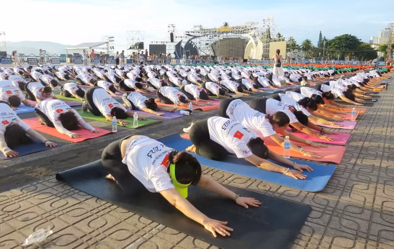 Over 1,200 people join mass yoga performance in Nha Trang -0