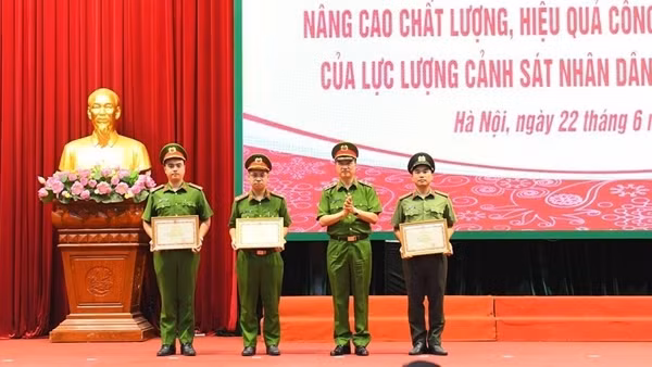 Hanoi city police build 15 model ward-level police posts in 2023 ảnh 3