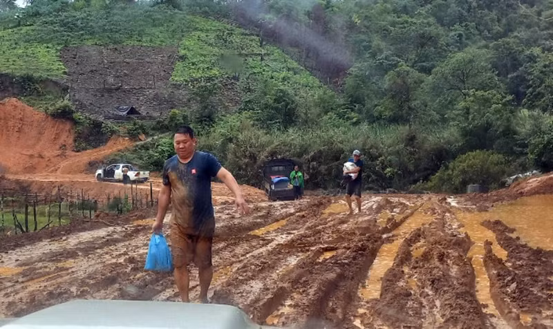 Quang Nam police build stations for Lao counterpart -0