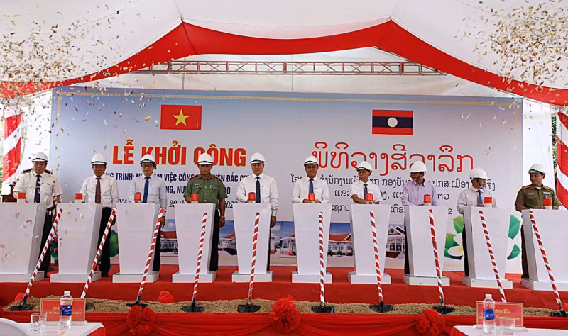 Quang Nam police build stations for Lao counterpart -0
