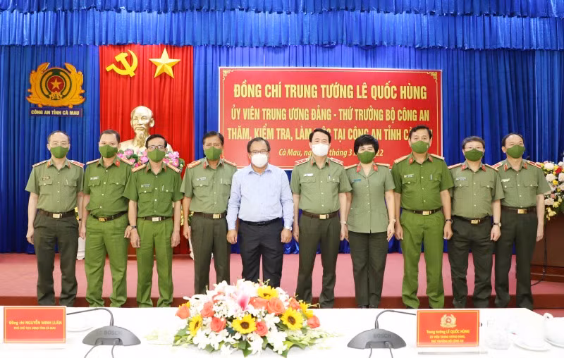 Deputy Minister Le Quoc Hung works with Ca Mau Provincial Police Department -0