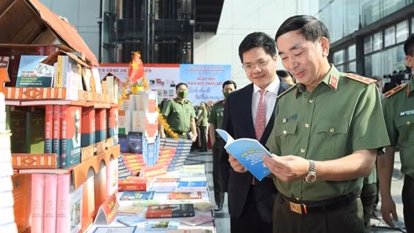 Public Security Forces see significant change in reading movement ảnh 3
