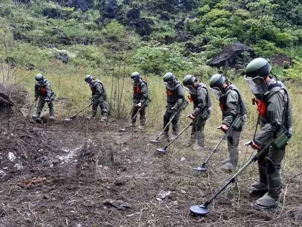 Quang Tri strives to be free from war-left bombs and mines -0