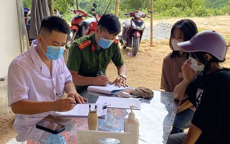 Muong Lat police ensure security and order while fighting pandemic -0