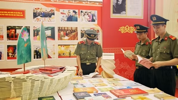 Public Security Forces see significant change in reading movement ảnh 2